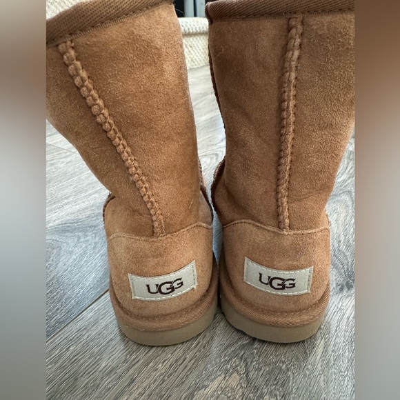 ✨ SOLD ✨UGG | Classic Short II Boots | Chestnut - Picture 3 of 9